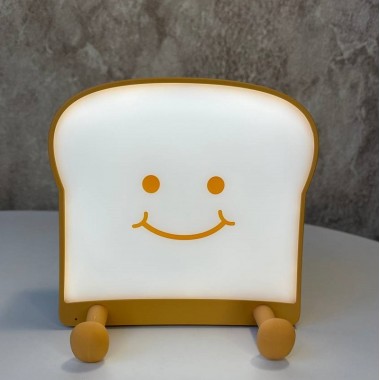 Улыбается